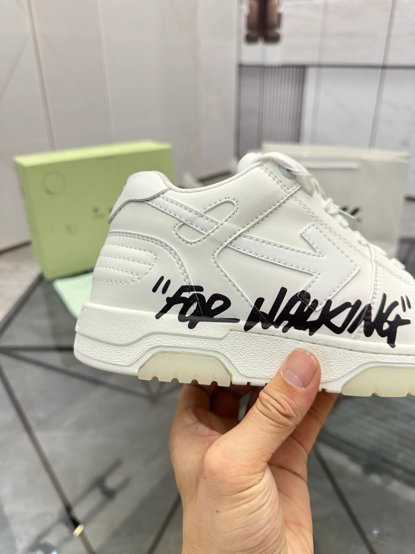 Selling men's shoes 💰: 💰P600¥ High-end top quality (leather buckle plus 10) Product trademark: OFF WHITE * "OFF WHITE*" low-top casual shoes Regular size: 35-45 (can be customized to 46) Couple style Product material: imported first-layer cowhide leather upper, breathable lining, original outsole. No.: H203